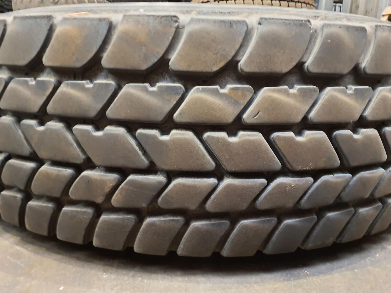 Grove Wheel 445/95R25 12 13.4 2p alu - Roda completa para Guindaste: foto 3 Grove Wheel 445/95R25 12 13.4 2p alu - Roda completa para Guindaste: foto 3