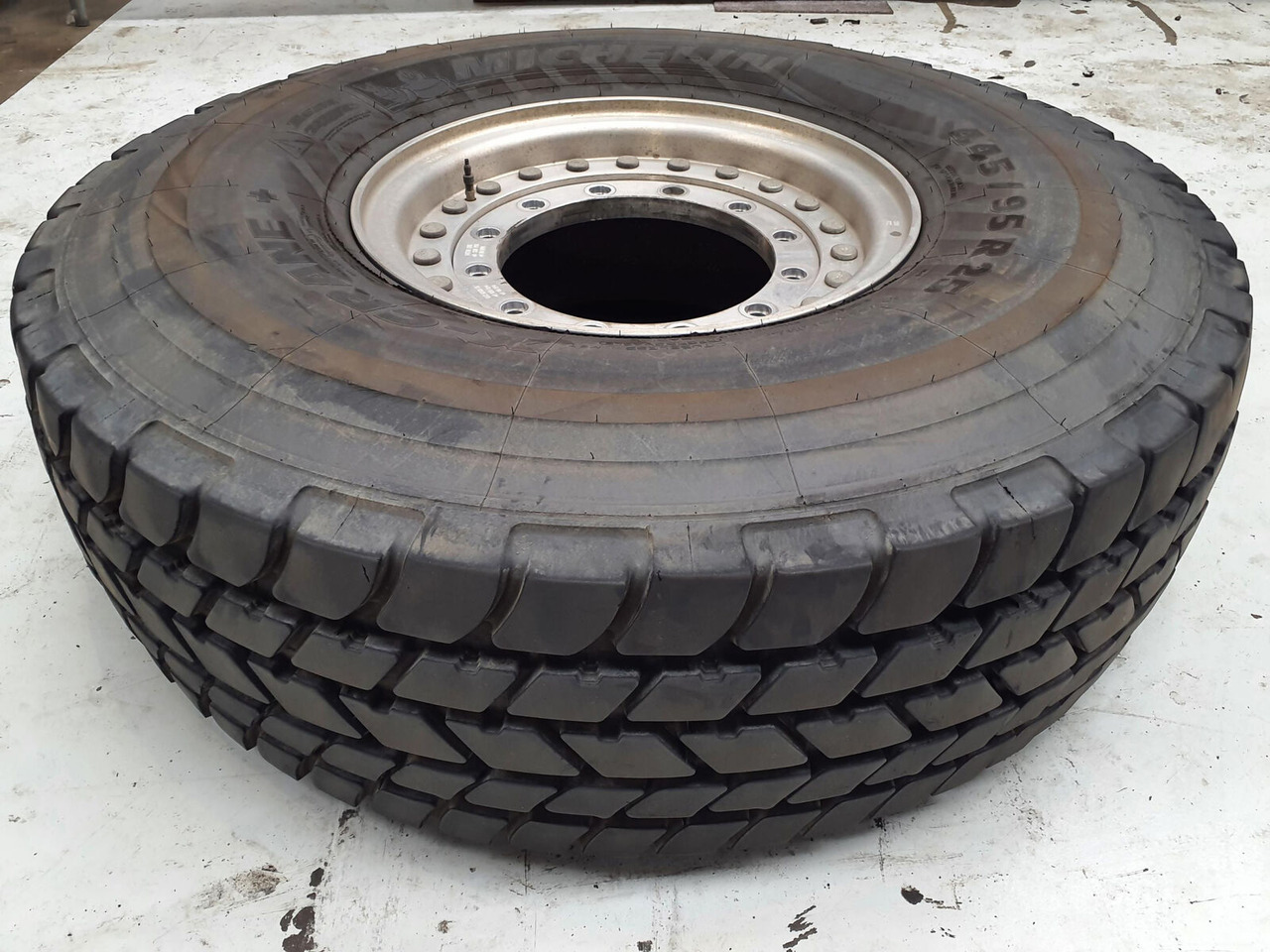 Grove Wheel 445/95R25 12 9 2p alu - Roda completa para Guindaste: foto 1 Grove Wheel 445/95R25 12 9 2p alu - Roda completa para Guindaste: foto 1