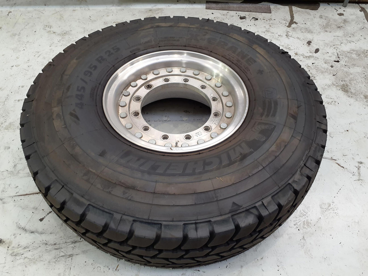 Grove Wheel 445/95R25 12 9 2p alu - Roda completa para Guindaste: foto 3 Grove Wheel 445/95R25 12 9 2p alu - Roda completa para Guindaste: foto 3