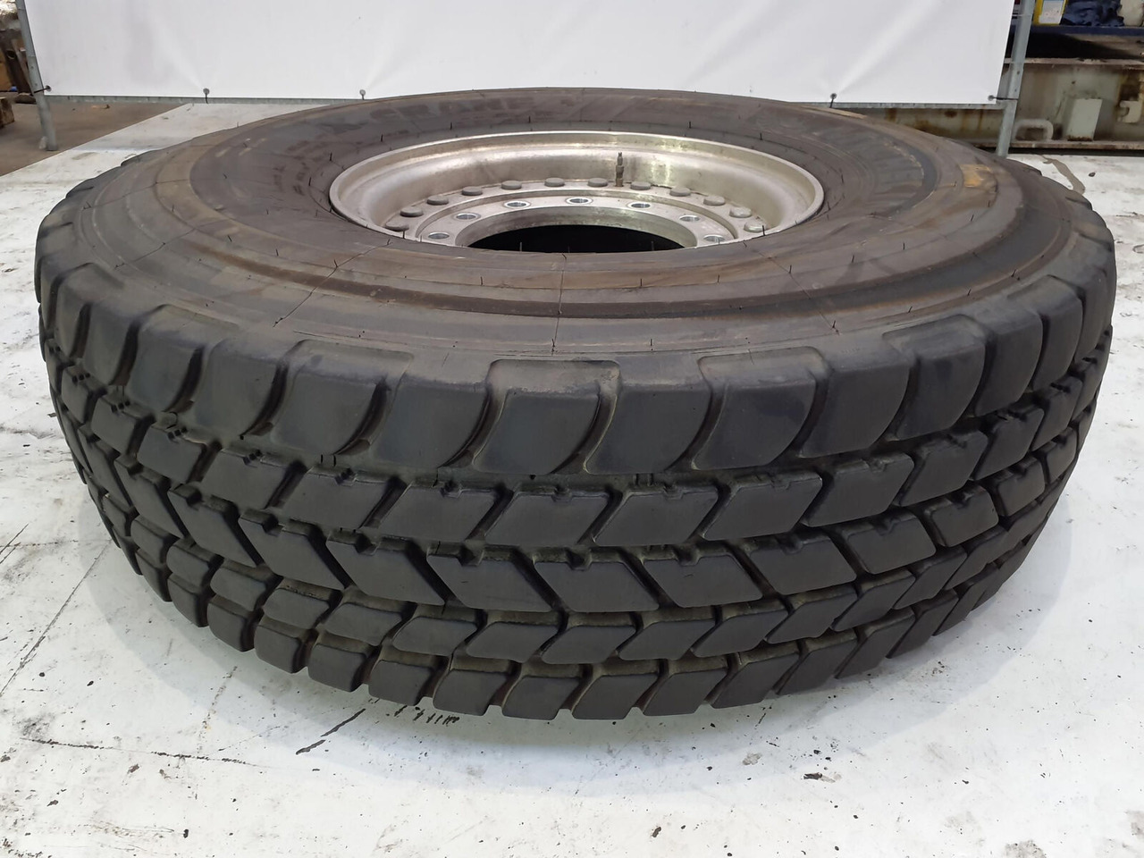 Grove Wheel 445/95R25 12 9 2p alu - Roda completa para Guindaste: foto 1 Grove Wheel 445/95R25 12 9 2p alu - Roda completa para Guindaste: foto 1
