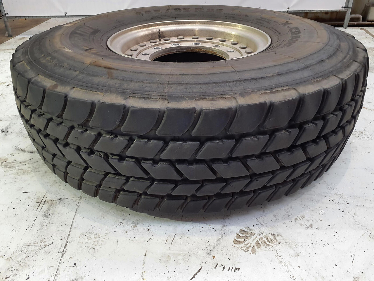 Grove Wheel 445/95R25 12 9 2p alu - Roda completa para Guindaste: foto 1 Grove Wheel 445/95R25 12 9 2p alu - Roda completa para Guindaste: foto 1