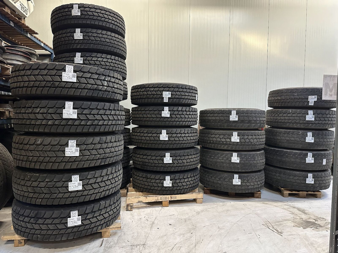 Liebherr Crane Tires/Rims for sale - Pneu para Grua móvel: foto 1 Liebherr Crane Tires/Rims for sale - Pneu para Grua móvel: foto 1