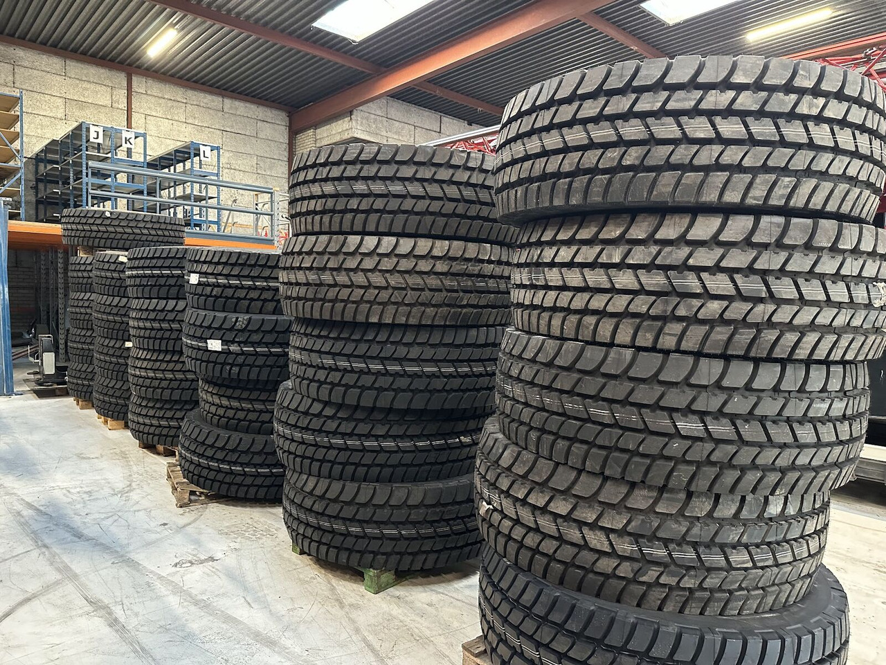Liebherr Crane Tires/Rims for sale - Pneu para Grua móvel: foto 4 Liebherr Crane Tires/Rims for sale - Pneu para Grua móvel: foto 4