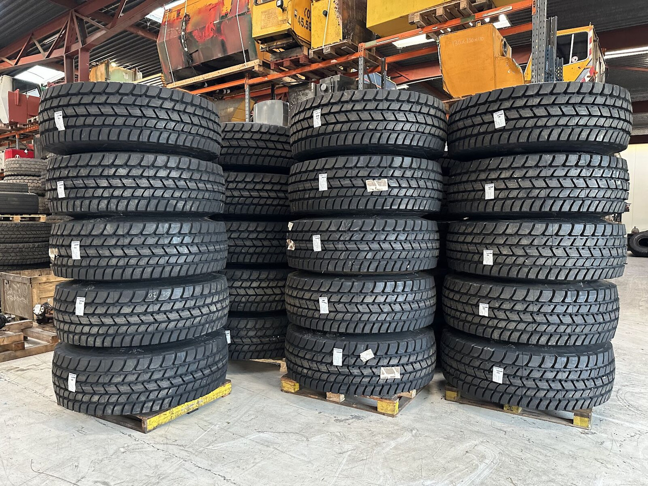 Liebherr Crane Tires/Rims for sale - Pneu para Grua móvel: foto 3 Liebherr Crane Tires/Rims for sale - Pneu para Grua móvel: foto 3