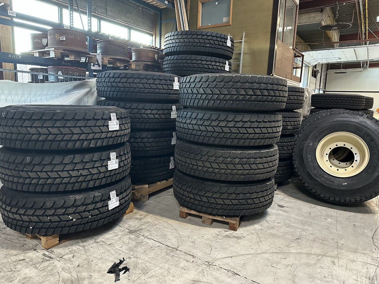 Liebherr Crane Tires/Rims for sale - Pneu para Grua móvel: foto 5 Liebherr Crane Tires/Rims for sale - Pneu para Grua móvel: foto 5