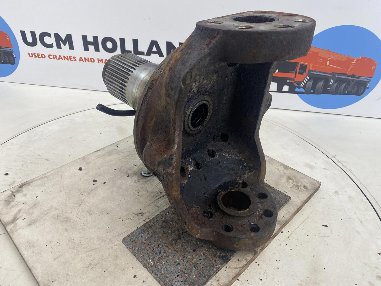 Liebherr LTM 1025 Steering knuckle 16 holes axle 1 - Manga de eixo para Grua móvel: foto 4 Liebherr LTM 1025 Steering knuckle 16 holes axle 1 - Manga de eixo para Grua móvel: foto 4