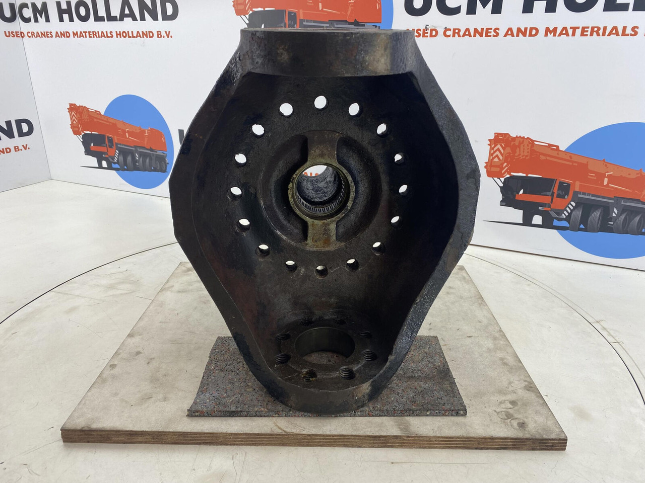 Liebherr LTM 1035 Steering knuckle 16 holes axle 1 - Manga de eixo para Grua móvel: foto 5 Liebherr LTM 1035 Steering knuckle 16 holes axle 1 - Manga de eixo para Grua móvel: foto 5