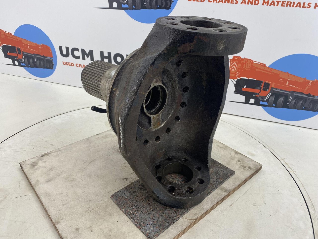 Liebherr LTM 1035 Steering knuckle 16 holes axle 1 - Manga de eixo para Grua móvel: foto 4 Liebherr LTM 1035 Steering knuckle 16 holes axle 1 - Manga de eixo para Grua móvel: foto 4