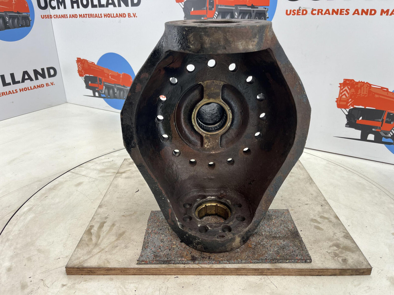 Liebherr LTM 1035 Steering knuckle 16 holes axle 1 - Manga de eixo para Grua móvel: foto 5 Liebherr LTM 1035 Steering knuckle 16 holes axle 1 - Manga de eixo para Grua móvel: foto 5