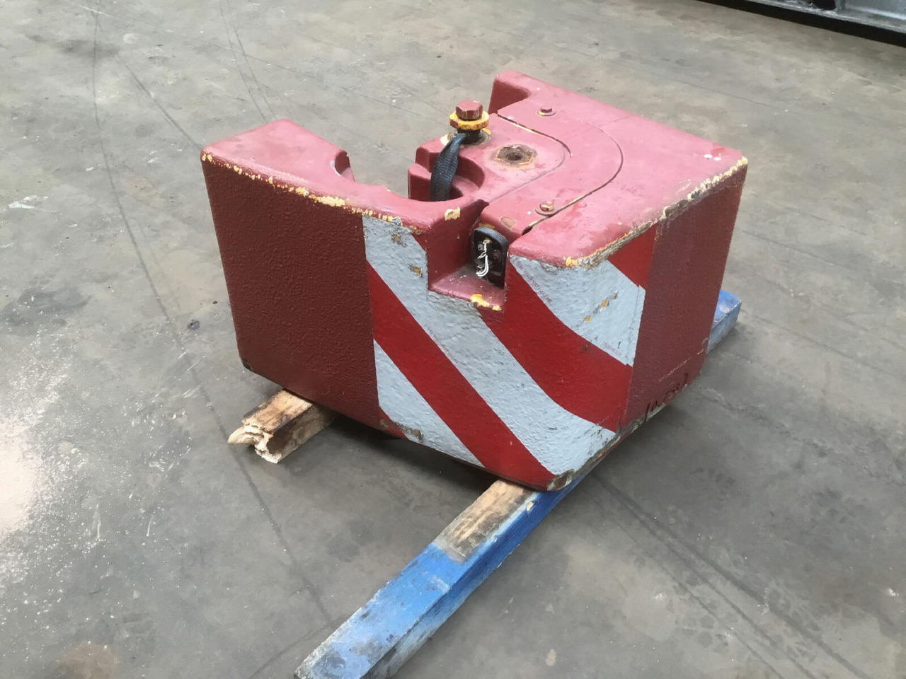 Liebherr LTM 1040-2.1 counterweight right side 0,75 ton - Contrapeso para Grua móvel: foto 2 Liebherr LTM 1040-2.1 counterweight right side 0,75 ton - Contrapeso para Grua móvel: foto 2
