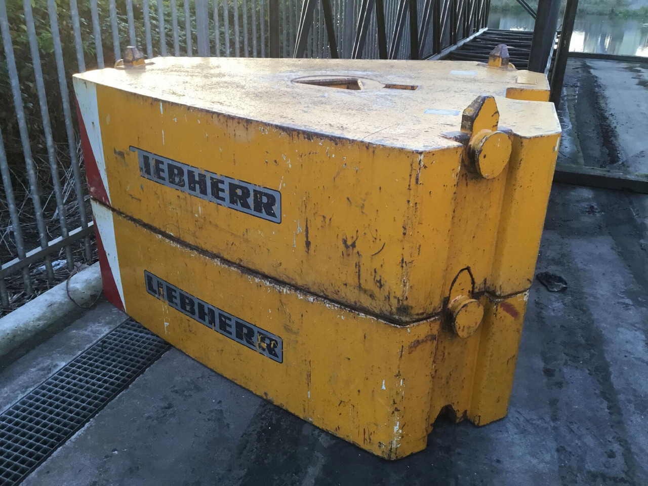 Liebherr LTM 1400-7.1 counterweight 10T - Contrapeso para Grua móvel: foto 1 Liebherr LTM 1400-7.1 counterweight 10T - Contrapeso para Grua móvel: foto 1