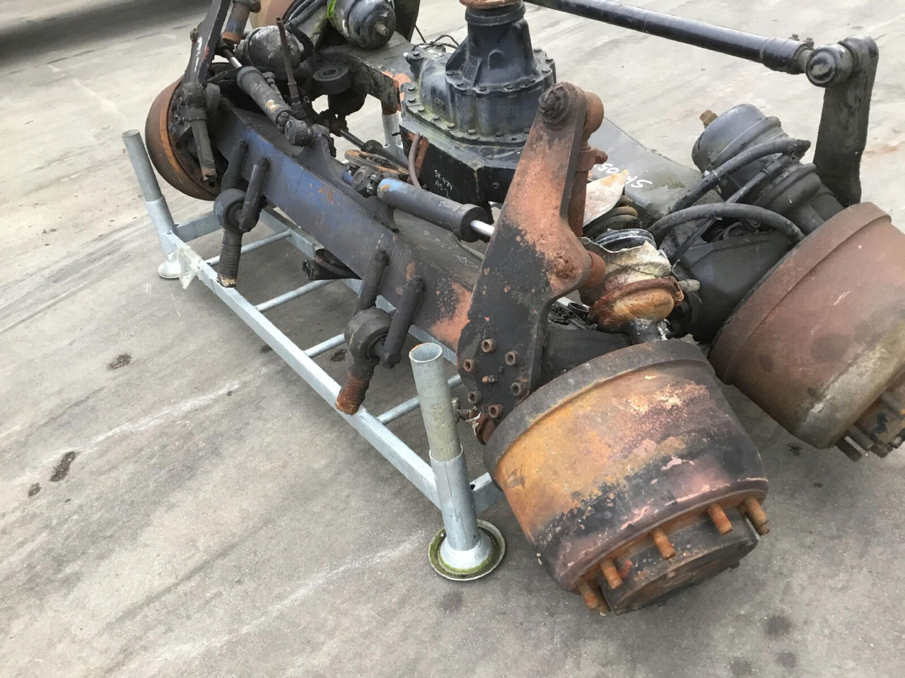 Spierings SK 377 axle 2 - Eixo e peças para Grua móvel: foto 2 Spierings SK 377 axle 2 - Eixo e peças para Grua móvel: foto 2