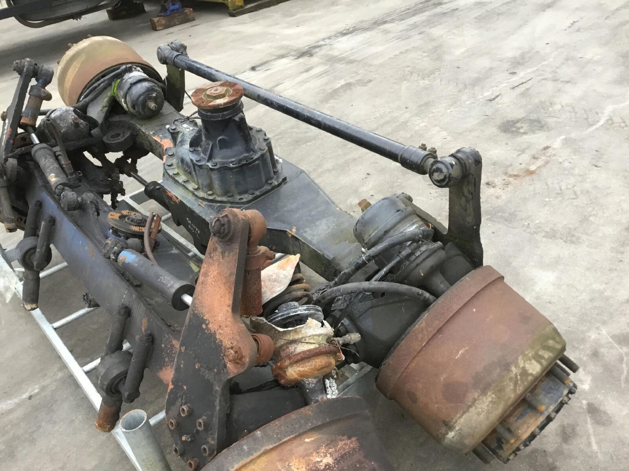 Spierings SK 477 axle 2 - Eixo e peças para Grua móvel: foto 2 Spierings SK 477 axle 2 - Eixo e peças para Grua móvel: foto 2