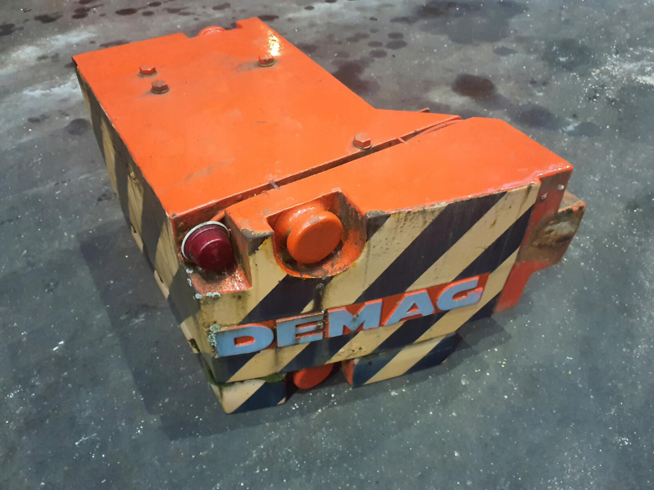 Terex counterweight left 1,2 + 0,3t - Contrapeso para Grua móvel: foto 1 Terex counterweight left 1,2 + 0,3t - Contrapeso para Grua móvel: foto 1