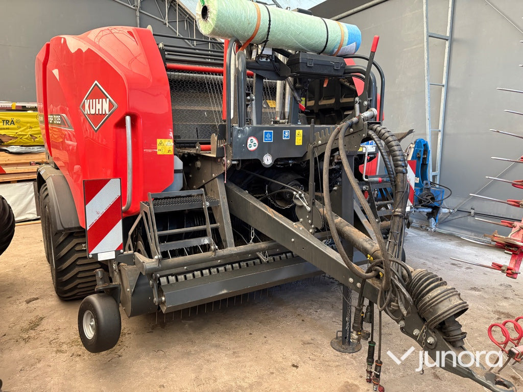 Rundbalspress & Inplastare - Kuhn FBP 3135 Intelliwrap - Enfardadeira de fardos redondos, Empacotador de fardos: foto 1 Rundbalspress & Inplastare - Kuhn FBP 3135 Intelliwrap - Enfardadeira de fardos redondos, Empacotador de fardos: foto 1