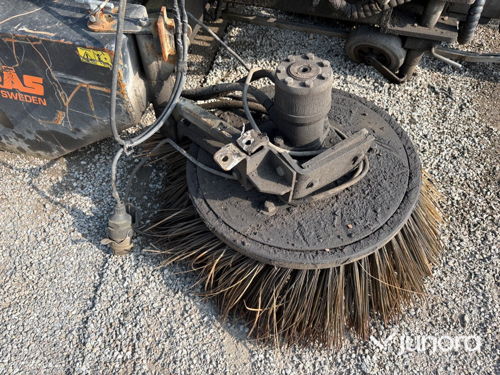 Sopmaskin Bogserad - Fjärås, FS 700 - Varredora urbana: foto 4 Sopmaskin Bogserad - Fjärås, FS 700 - Varredora urbana: foto 4