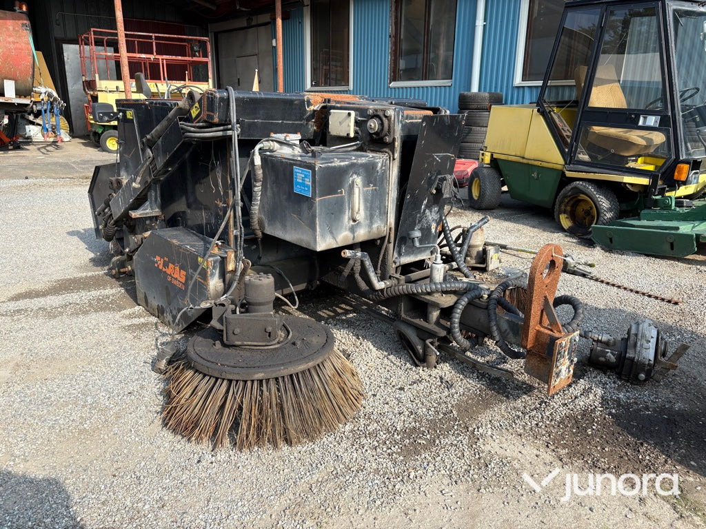 Sopmaskin Bogserad - Fjärås, FS 700 - Varredora urbana: foto 3 Sopmaskin Bogserad - Fjärås, FS 700 - Varredora urbana: foto 3