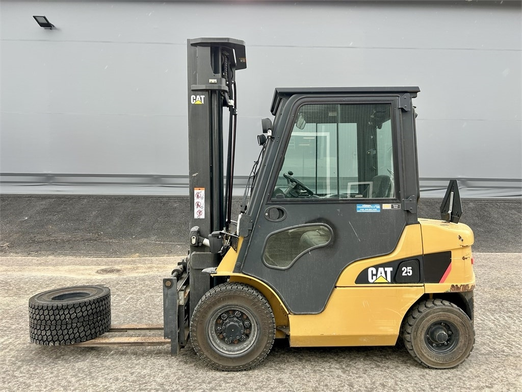 CAT DP 25 NT - Empilhador a diesel: foto 1 CAT DP 25 NT - Empilhador a diesel: foto 1