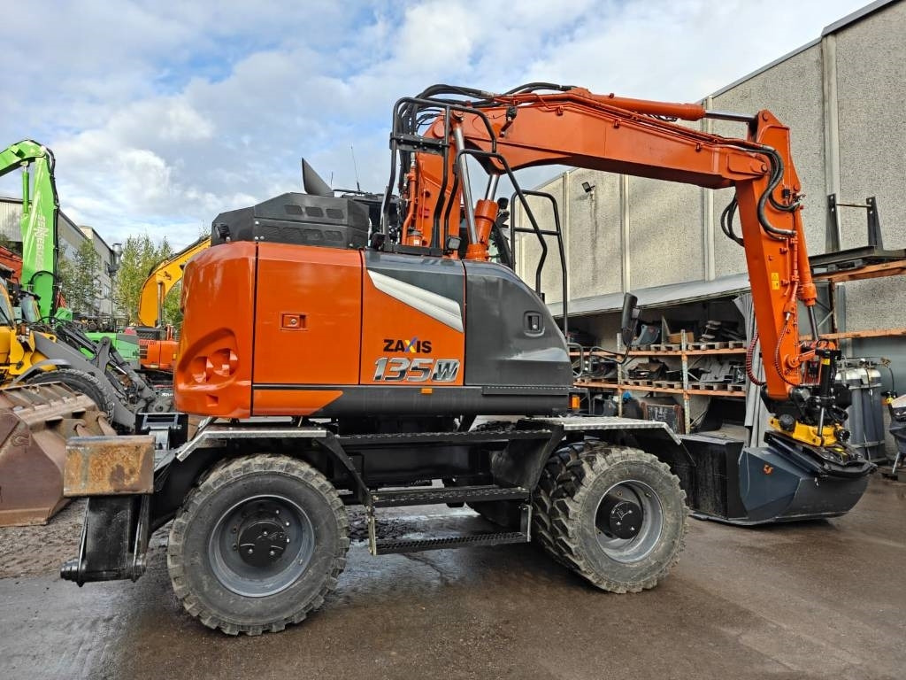 Hitachi ZX135W-7 VARUSTELTU  - Escavadeira de rodas: foto 4 Hitachi ZX135W-7 VARUSTELTU  - Escavadeira de rodas: foto 4
