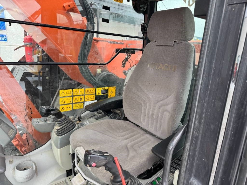 Escavadora de rastos Hitachi ZX225USLC-5B PYÖRITTÄJÄLLÄ: foto 11
