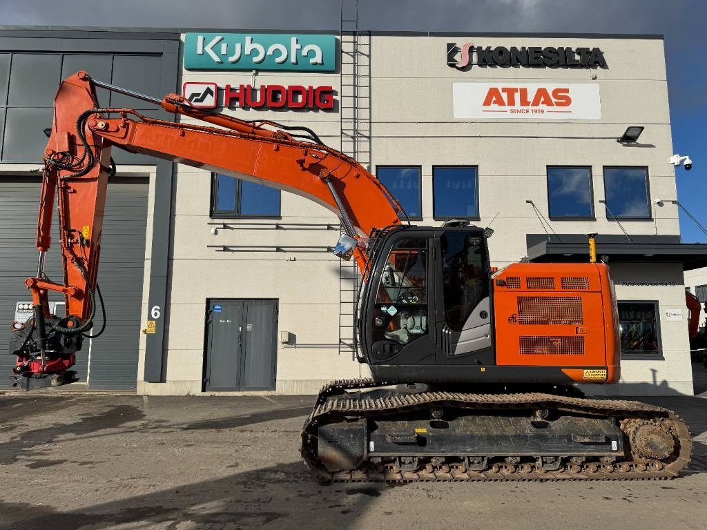 Hitachi ZX225USRLC-6 PYÖRITTÄJÄ, 3D-LAITTEET - Escavadora de rastos: foto 1 Hitachi ZX225USRLC-6 PYÖRITTÄJÄ, 3D-LAITTEET - Escavadora de rastos: foto 1