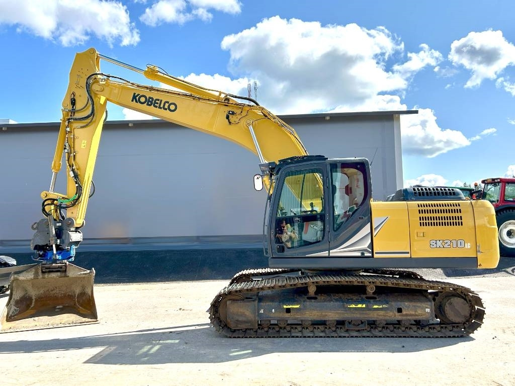 Kobelco SK210LC-11 PYÖRITTÄJÄLLÄ - Escavadora de rastos: foto 1 Kobelco SK210LC-11 PYÖRITTÄJÄLLÄ - Escavadora de rastos: foto 1