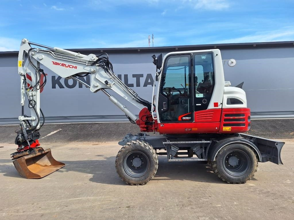 Takeuchi TB295W KÄRRY, PYÖRITTÄJÄ, 5-KAUHAA - Escavadeira de rodas: foto 1 Takeuchi TB295W KÄRRY, PYÖRITTÄJÄ, 5-KAUHAA - Escavadeira de rodas: foto 1