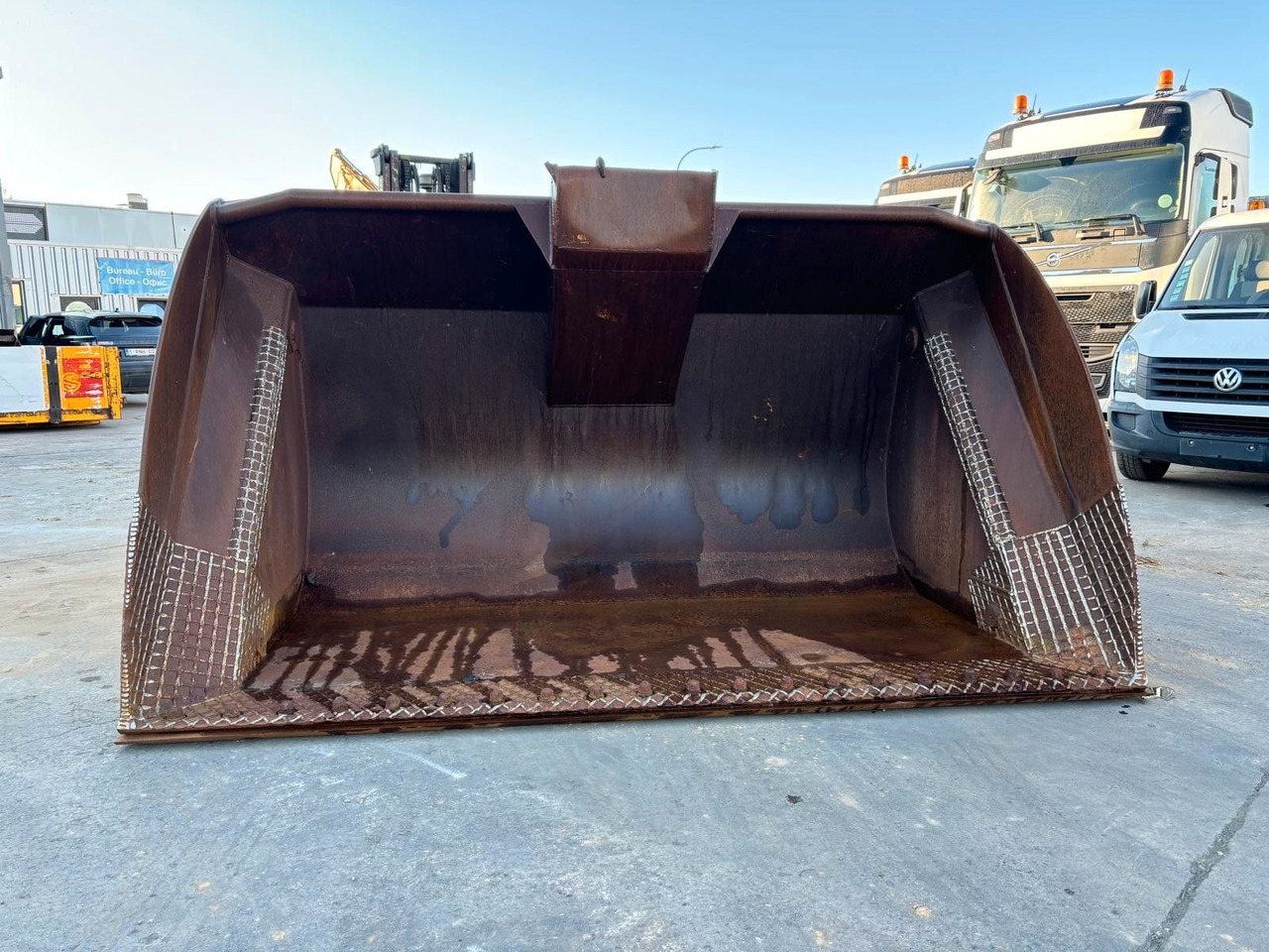 Volvo L150 - L180 - L220. Kippschaufel 5m3. Volvo L150 - L180 - L220. Kippschaufel 5m3. - Balde carregador para Máquina de construção: foto 2 Volvo L150 - L180 - L220. Kippschaufel 5m3. Volvo L150 - L180 - L220. Kippschaufel 5m3. - Balde carregador para Máquina de construção: foto 2