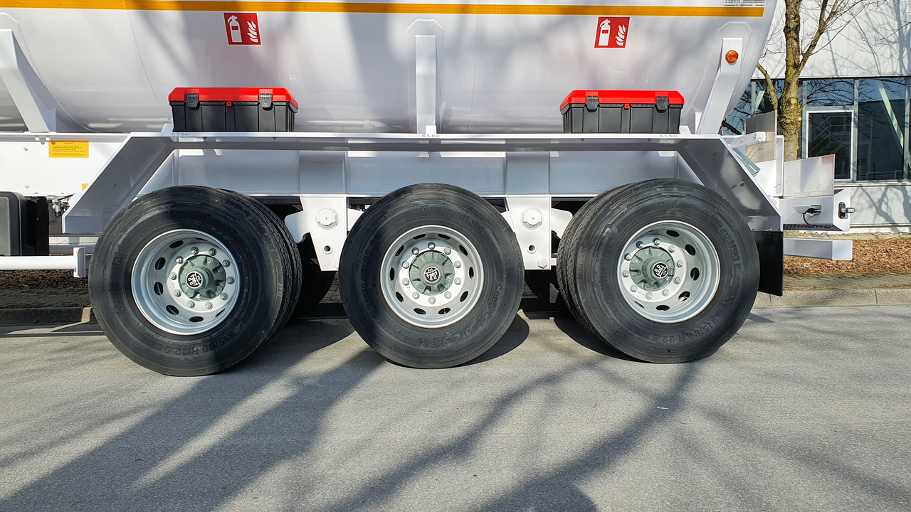 Sievering 40000 LITRE ADR FUEL TANK SEMI-TRAILER FOR MERCEDES ACTROS - Semi-reboque cisterna: foto 4 Sievering 40000 LITRE ADR FUEL TANK SEMI-TRAILER FOR MERCEDES ACTROS - Semi-reboque cisterna: foto 4