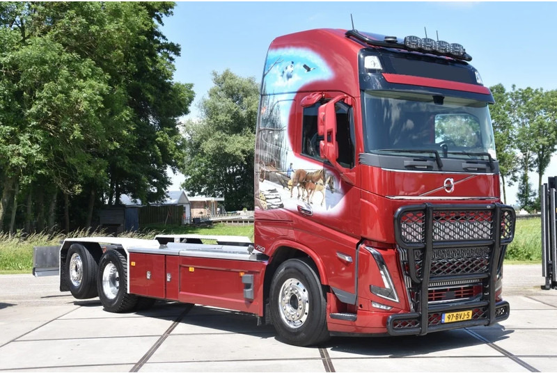 Camião chassi Volvo FH 16.750 6x2*4 - ONLY 28 TKM - FULL AIR - PARK. AIRCO - PTO - DYNAMIC STEERING - SPECIAL PAINT - NAVI - ALCOA'S - AS GOOD AS NE: foto 1