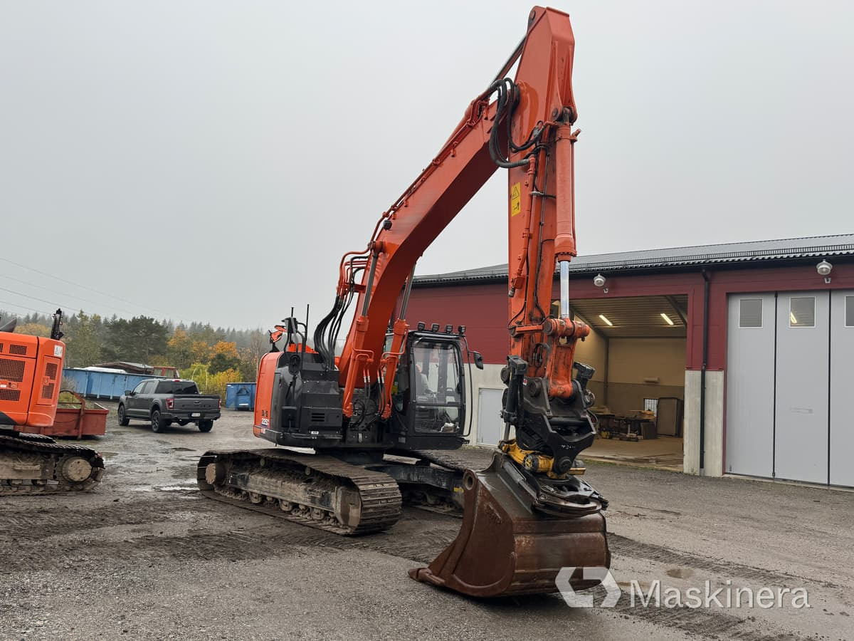 Grävmaskin Hitachi ZX225USLC-6 - Escavadora de rastos: foto 3 Grävmaskin Hitachi ZX225USLC-6 - Escavadora de rastos: foto 3