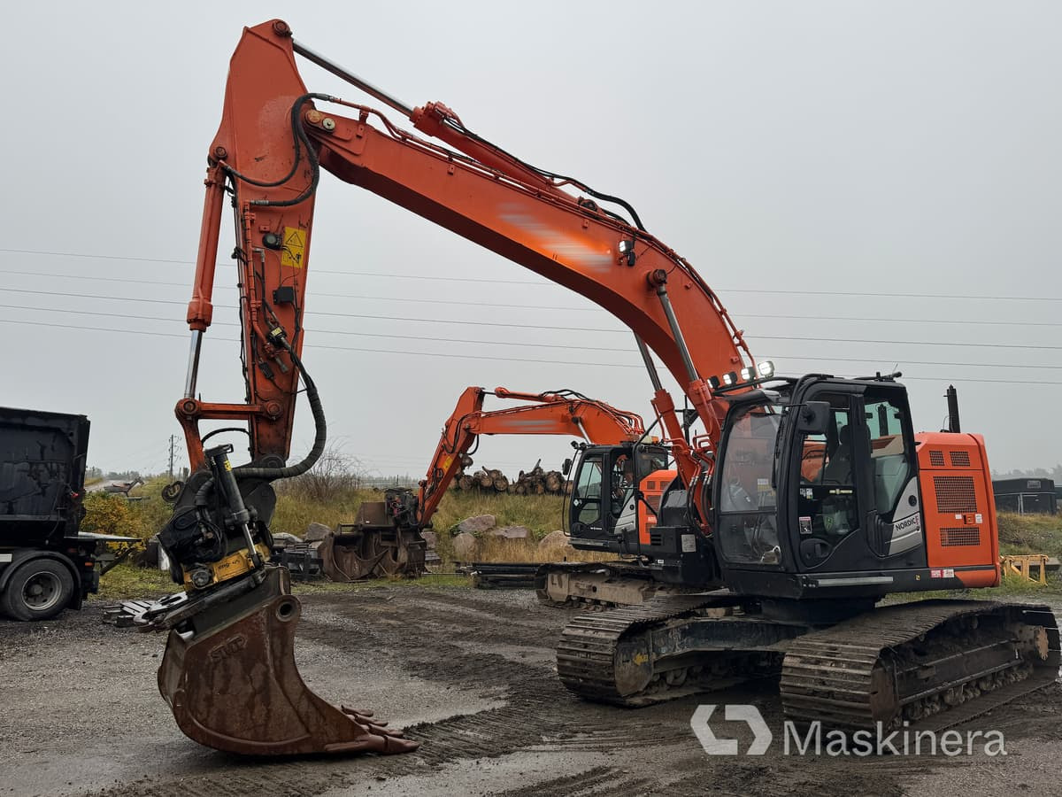Grävmaskin Hitachi ZX225USLC-6 - Escavadora de rastos: foto 1 Grävmaskin Hitachi ZX225USLC-6 - Escavadora de rastos: foto 1