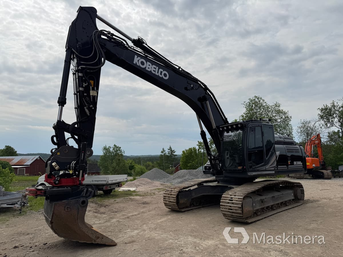 Grävmaskin Kobelco SK300LC med redskap - Escavadora de rastos: foto 1 Grävmaskin Kobelco SK300LC med redskap - Escavadora de rastos: foto 1