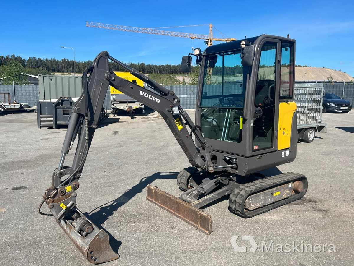 Grävmaskin Volvo EC18D med maskintrailer och redskap - Escavadora de rastos: foto 2 Grävmaskin Volvo EC18D med maskintrailer och redskap - Escavadora de rastos: foto 2