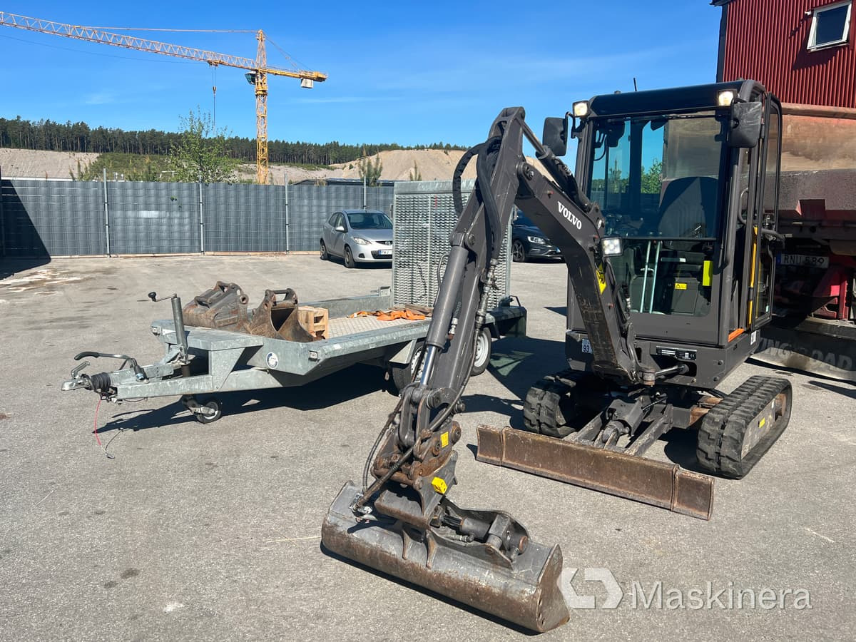 Grävmaskin Volvo EC18D med maskintrailer och redskap - Escavadora de rastos: foto 1 Grävmaskin Volvo EC18D med maskintrailer och redskap - Escavadora de rastos: foto 1