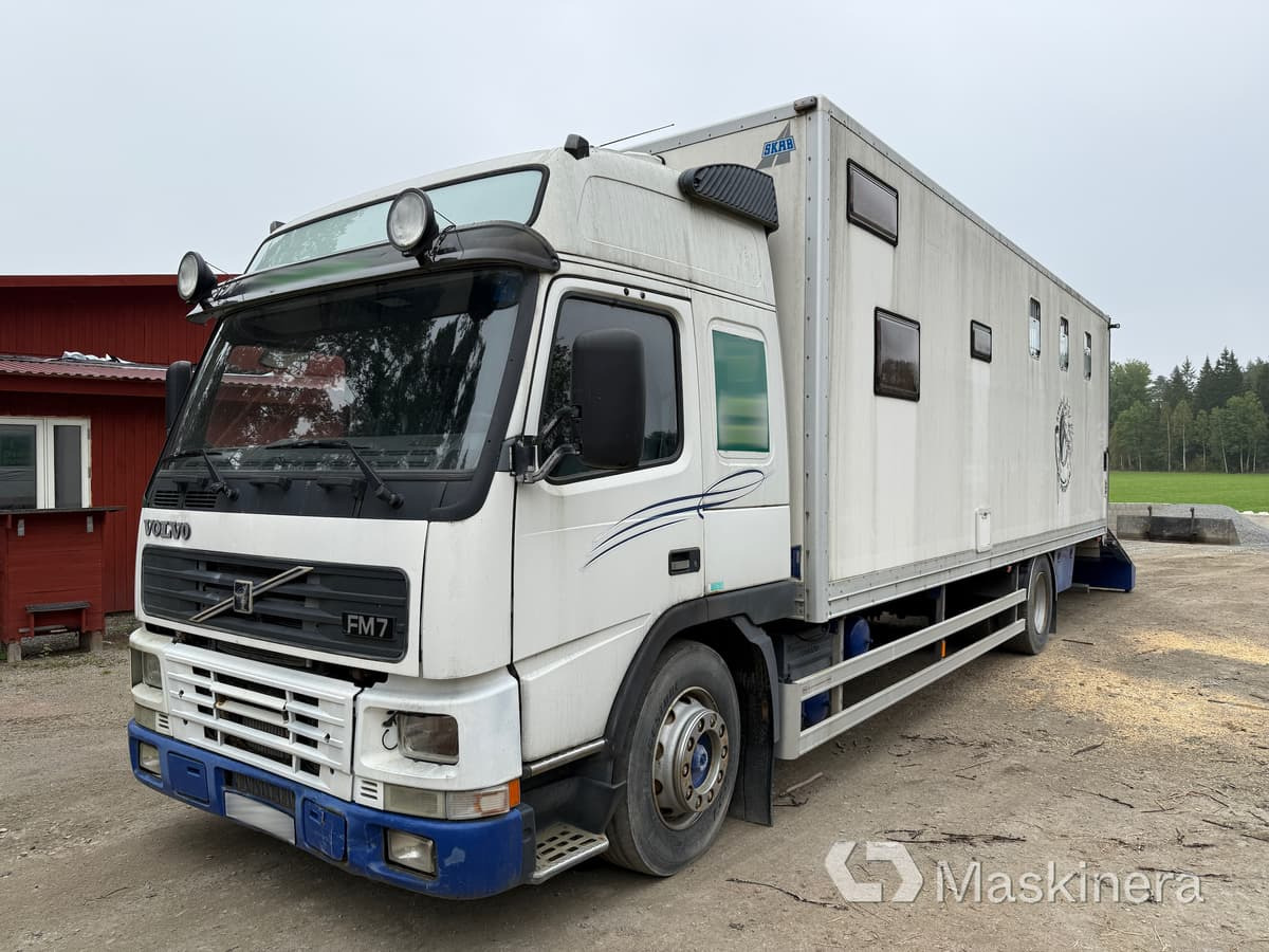 Hästlastbil Volvo FM7 4X2 - Camião de transporte de cavalos: foto 1 Hästlastbil Volvo FM7 4X2 - Camião de transporte de cavalos: foto 1