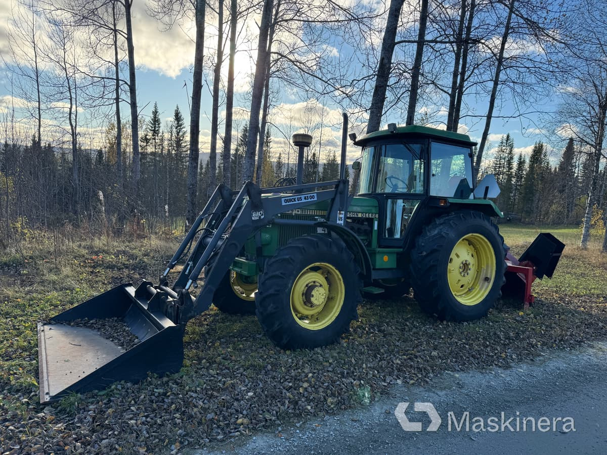 Traktor John Deere 3040 Mfwd med tillbehör - Trator: foto 1 Traktor John Deere 3040 Mfwd med tillbehör - Trator: foto 1