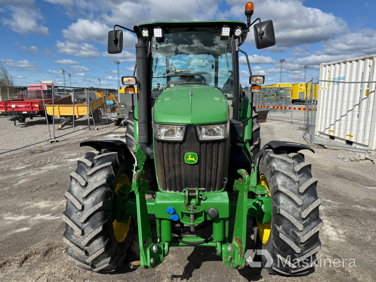 Traktor John Deere 5075M med snöutrustning - Trator: foto 2 Traktor John Deere 5075M med snöutrustning - Trator: foto 2