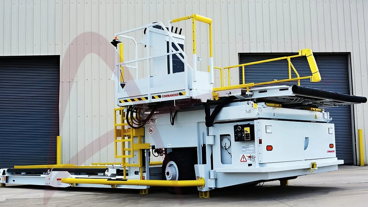 FMC COMMANDER 15U - Elevador/ Carregador de contentores e paletes: foto 1 FMC COMMANDER 15U - Elevador/ Carregador de contentores e paletes: foto 1