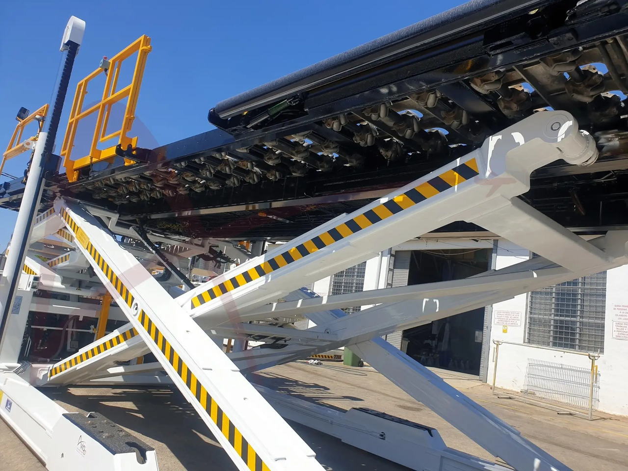 FMC COMMANDER 30 - Elevador/ Carregador de contentores e paletes: foto 5 FMC COMMANDER 30 - Elevador/ Carregador de contentores e paletes: foto 5