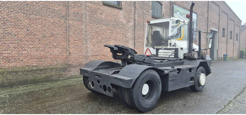 Terberg trt89 4x4 terminal trekker tractor port truck - Tractor de terminal: foto 3 Terberg trt89 4x4 terminal trekker tractor port truck - Tractor de terminal: foto 3