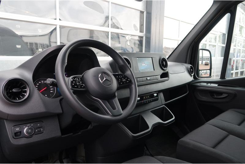 Fotografia de interior 3: Furgão Mercedes-Benz Sprinter 317 CDI L2H2 AUT/ 3.5T/ CAMERA/ MBUX/ CRUISE/ AIRCO