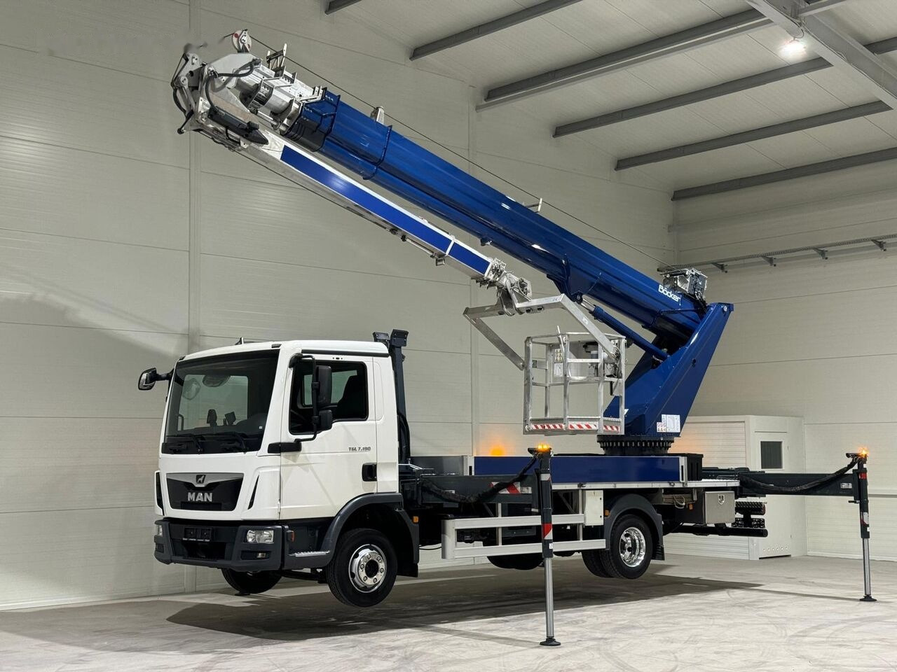 MAN Böcker AK 37/4000 on chassis - Grua móvel: foto 1 MAN Böcker AK 37/4000 on chassis - Grua móvel: foto 1