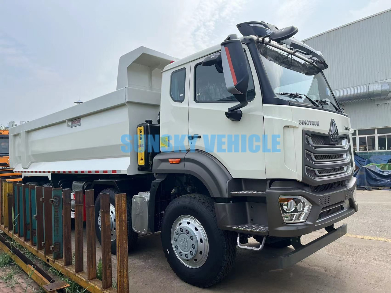 HOWO 8X4 dump truck - Camião basculante: foto 2 HOWO 8X4 dump truck - Camião basculante: foto 2