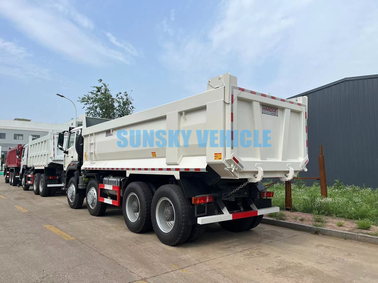 HOWO 8X4 dump truck - Camião basculante: foto 4 HOWO 8X4 dump truck - Camião basculante: foto 4