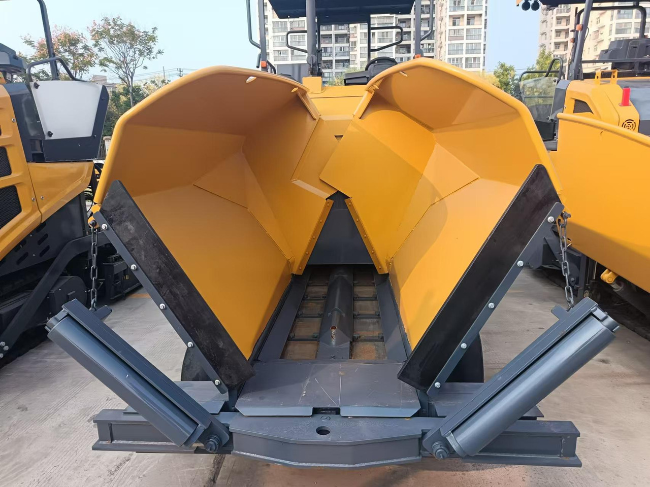 XCMG Official Road Machinery Used Asphalt Paver RP453L 3.4m Small Asphalt Paver Price - Acabadora: foto 2 XCMG Official Road Machinery Used Asphalt Paver RP453L 3.4m Small Asphalt Paver Price - Acabadora: foto 2