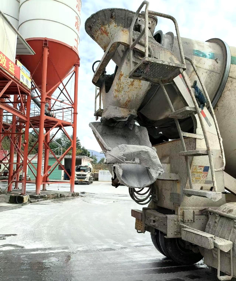 XCMG Official Used Concrete Mixer Truck HOWO G4802D 12m³ Cement Mixer Truck Price - Camião betoneira: foto 2 XCMG Official Used Concrete Mixer Truck HOWO G4802D 12m³ Cement Mixer Truck Price - Camião betoneira: foto 2