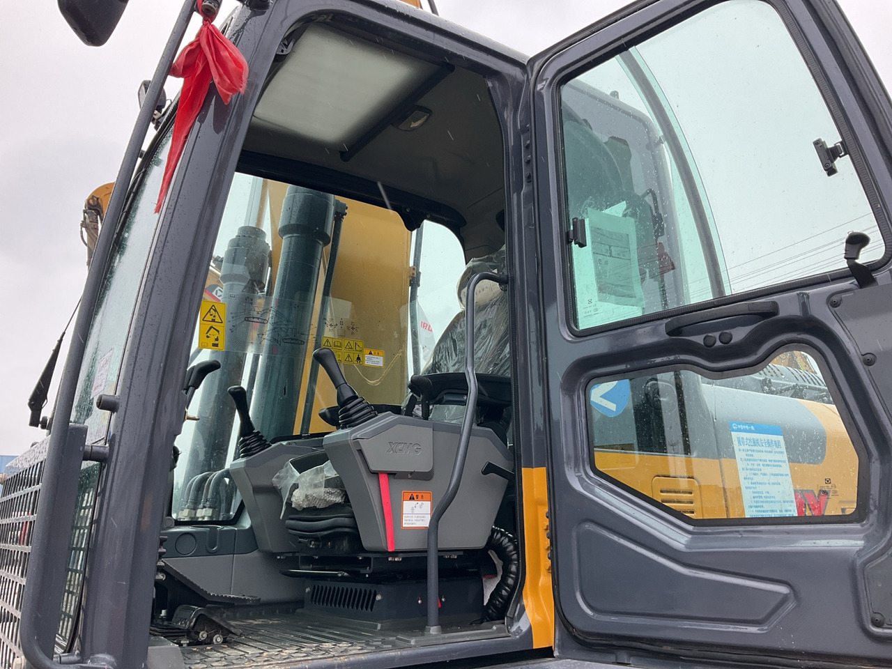 XCMG second hand medium size diesel hydraulic excavator XE245DK price - Escavadora de rastos: foto 4 XCMG second hand medium size diesel hydraulic excavator XE245DK price - Escavadora de rastos: foto 4