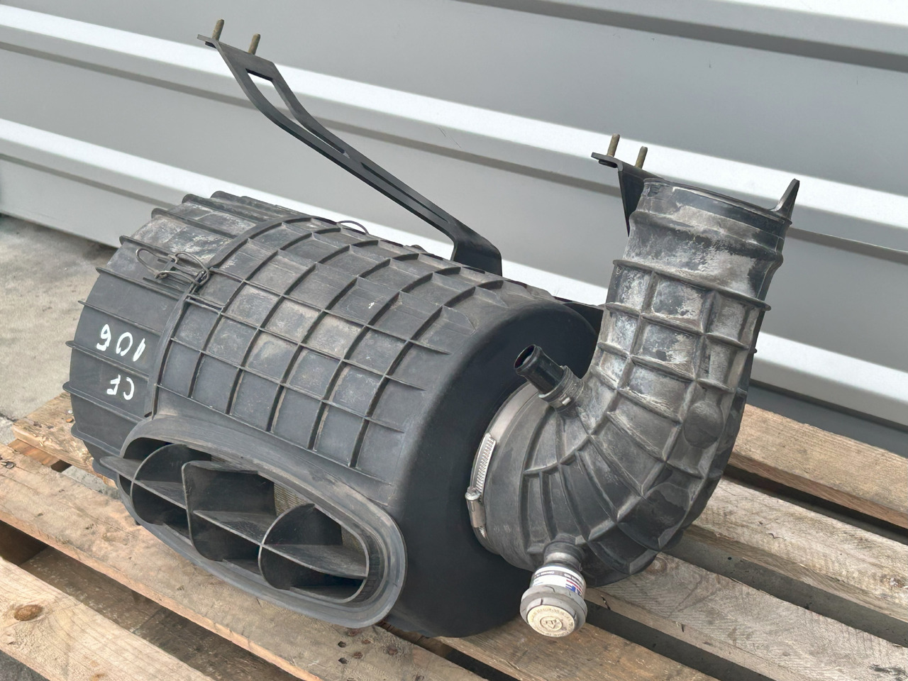 DAF CF EURO 6 AIR FILTER HOUSING - Filtro de ar: foto 2 DAF CF EURO 6 AIR FILTER HOUSING - Filtro de ar: foto 2
