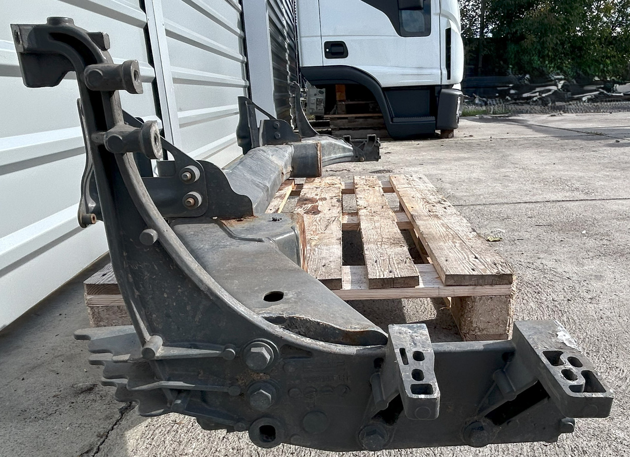 DAF CF EURO 6 BUMPER BEAM WITH STEP BRACKETS - Para-choque: foto 3 DAF CF EURO 6 BUMPER BEAM WITH STEP BRACKETS - Para-choque: foto 3
